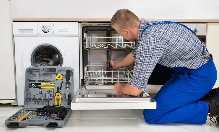 Derince Beko servisi teknisyen ekibi beyaz eşya tamiri yaparken